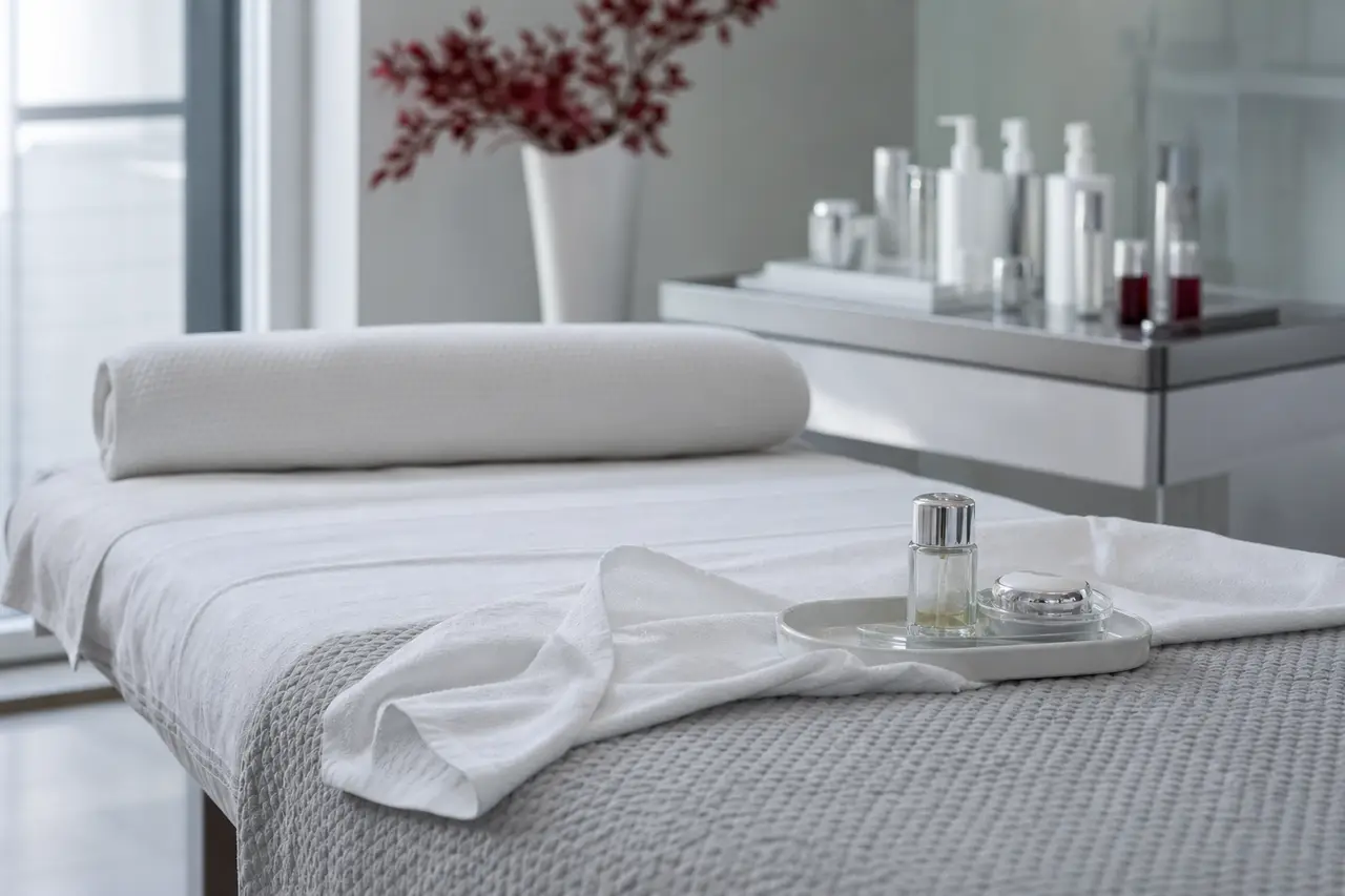 Cabine de soin apaisée : table préparée, serviettes porcelaine, lumière naturelle (visuel d'ambiance partagé entre pages villes)