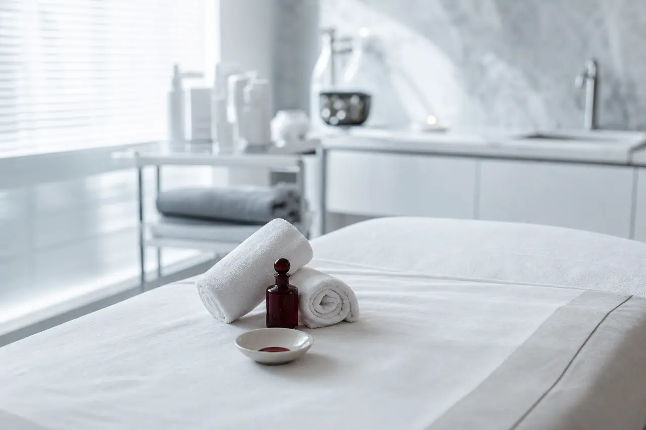 Hero Massage et bien-être : Modelage du dos en cabine, lumière douce, cadrage large cabine