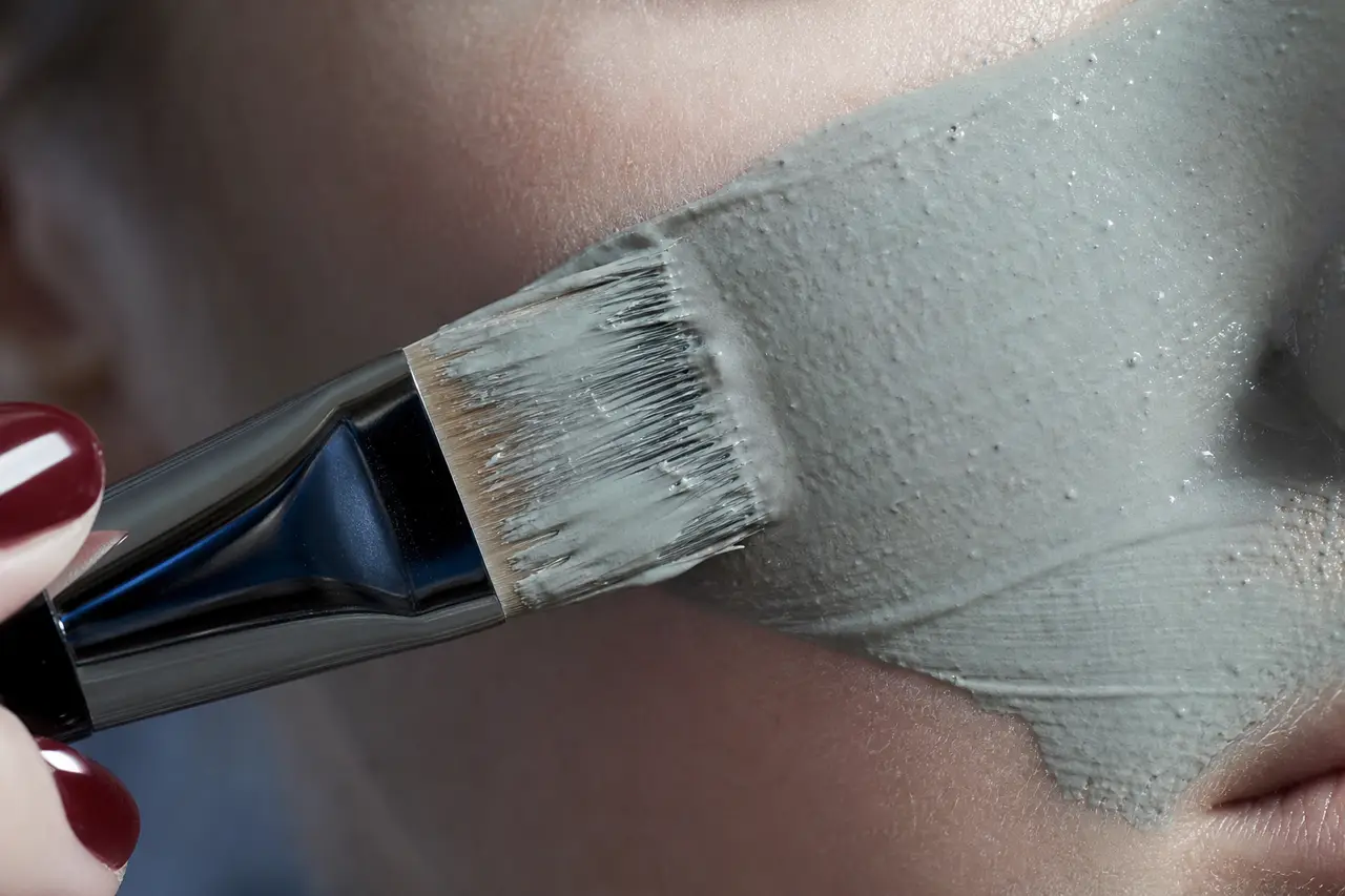 Soin du visage en cabine, application de masque